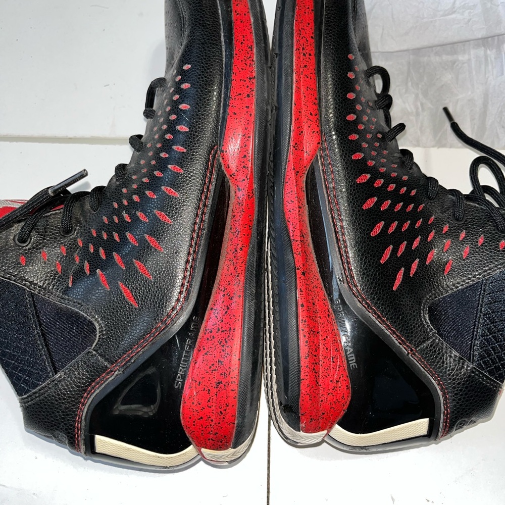 Adidas D Rose 3 basketball Black and Red shoes. Used condition size 11 - Picture 4 of 8